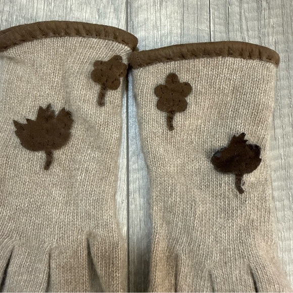 Chic Brown and Beige Cashmere Gloves - Picture 3 of 5